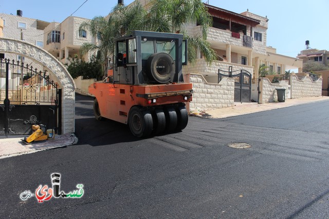  فيديو - بحضور رئيس البلدية المحامي عادل بدير .. يستمر تعبيد شوارع البلدة , تعبيد 4 شوارع بالقرب من شارع ال 24 الالتفافي  